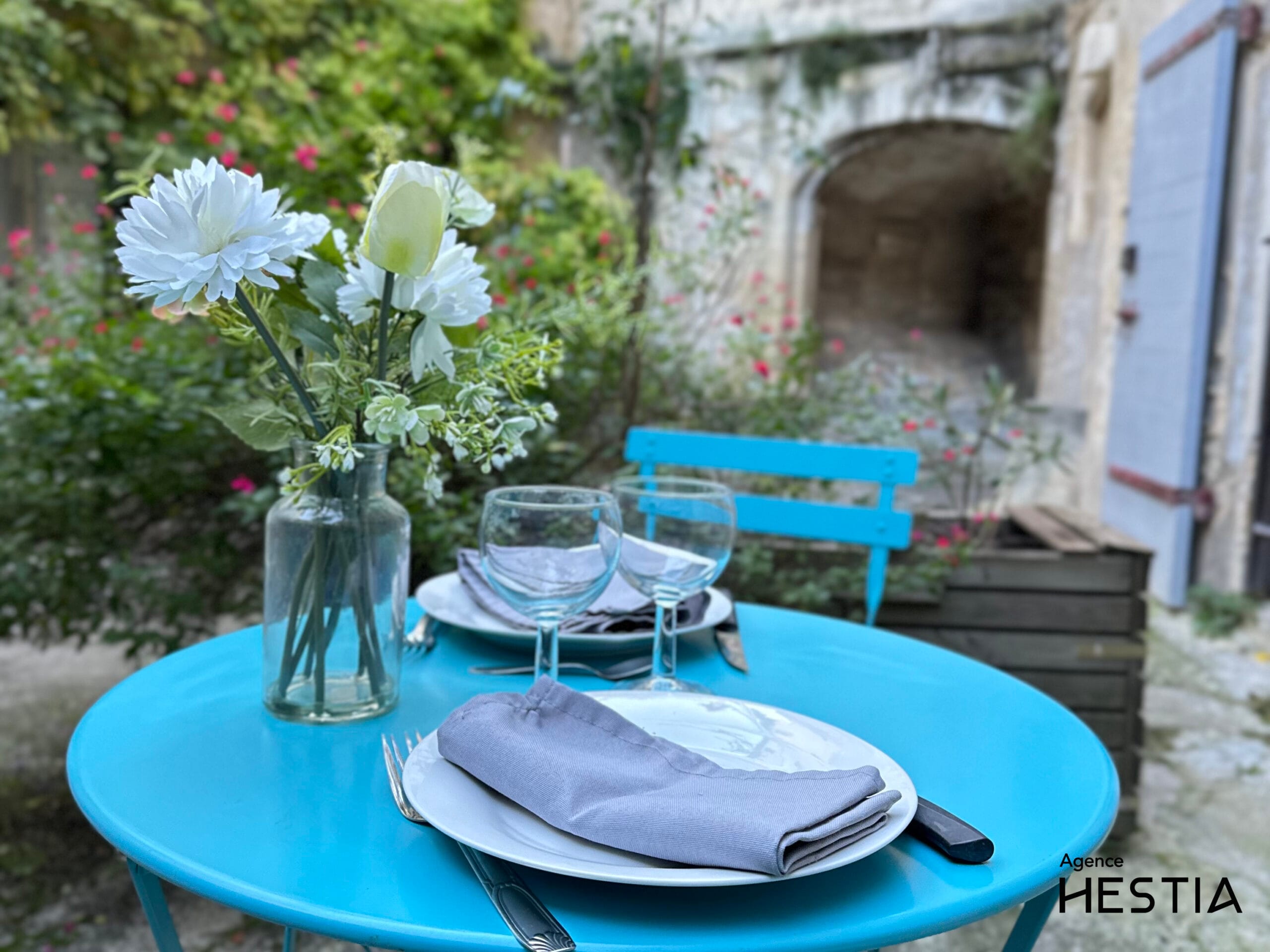 Table dressée pour un repas en plein air à Arles